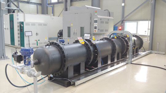 한국기계연구원이 구축한 '원전 중대사고 환경 모사시험 설비'로, 원전 중대사고 환경에서 기기 생존성을 평가할 수 있다.  기계연 제공